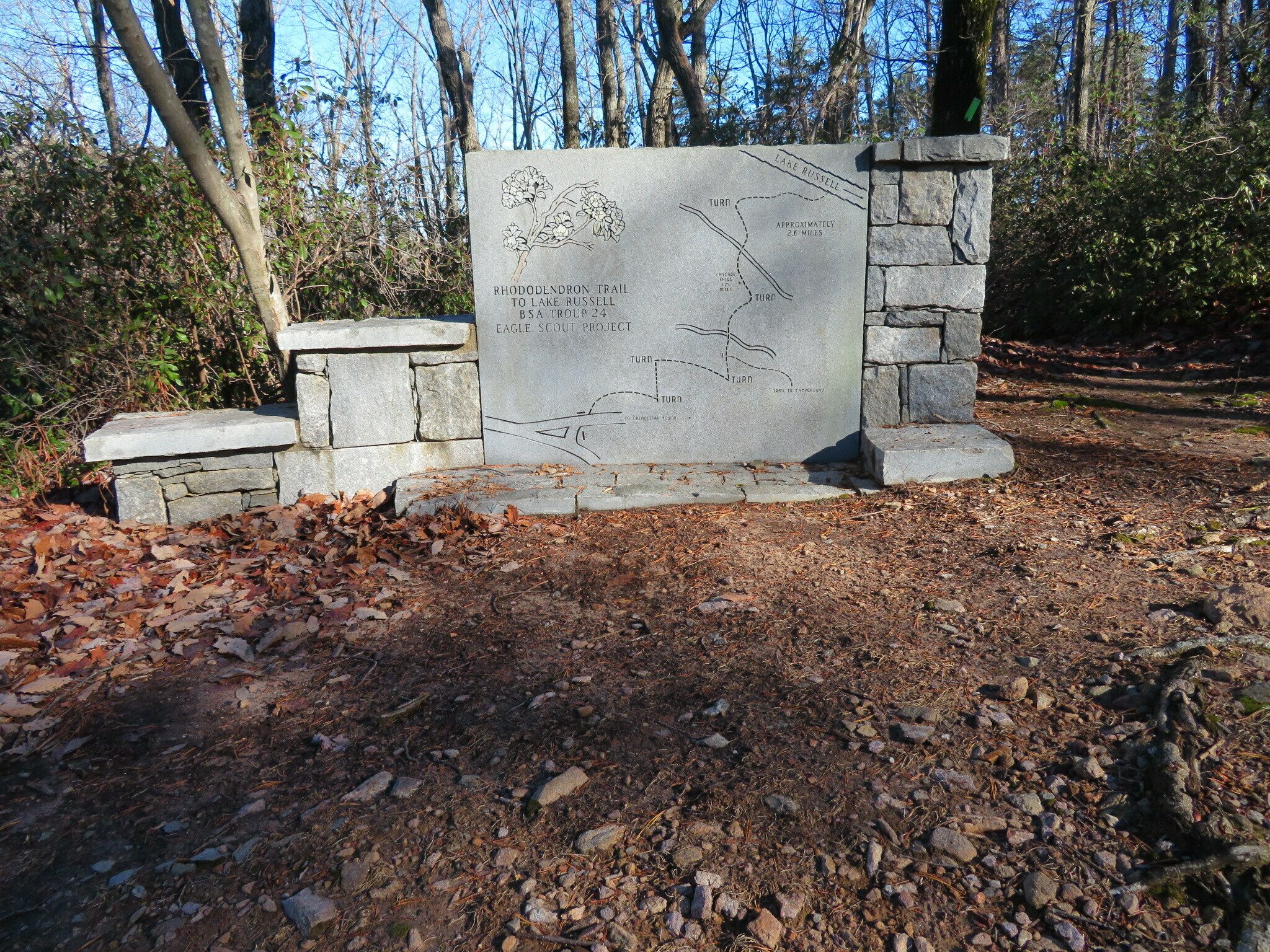 A nice trail sign at the top of the access path just below the tower road.