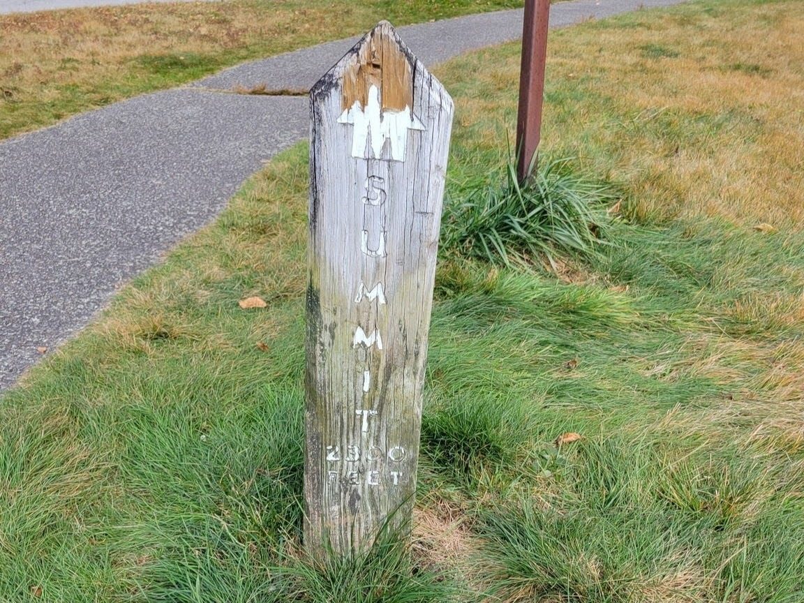 Start of the trail to Devil's Courthouse.