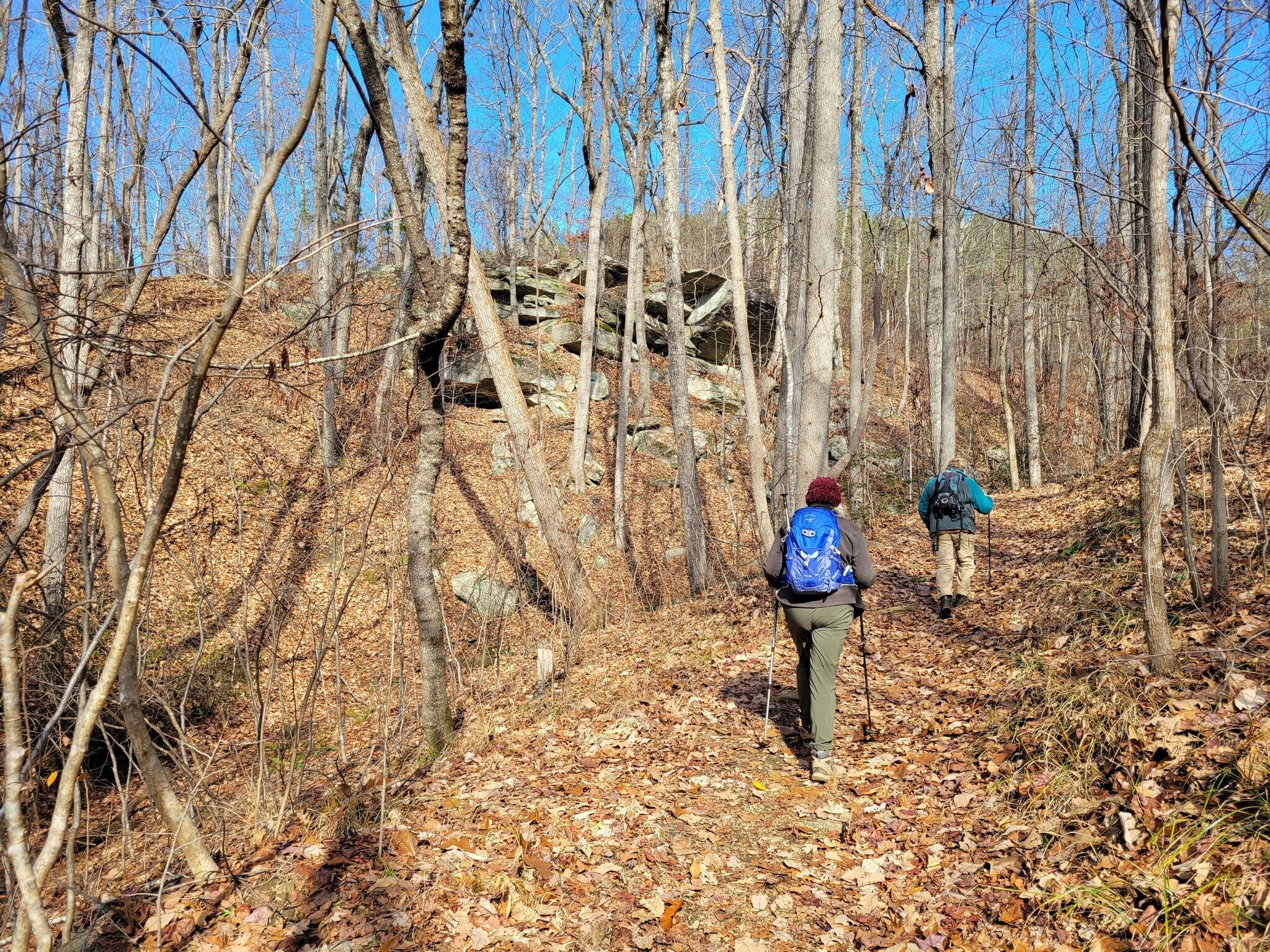 Headed up the trail past a large granite out-cropping.