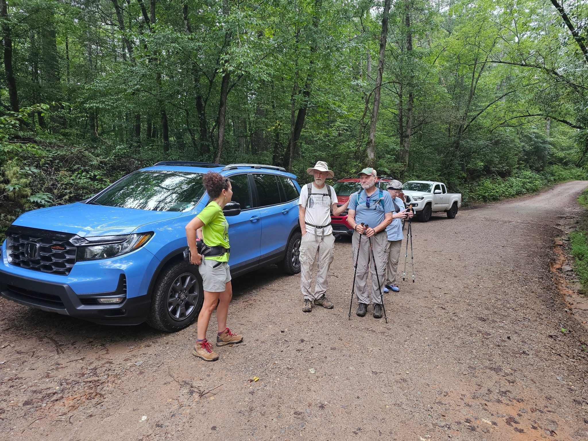 Parking along the side of the narrow Earl's Ford Rd.