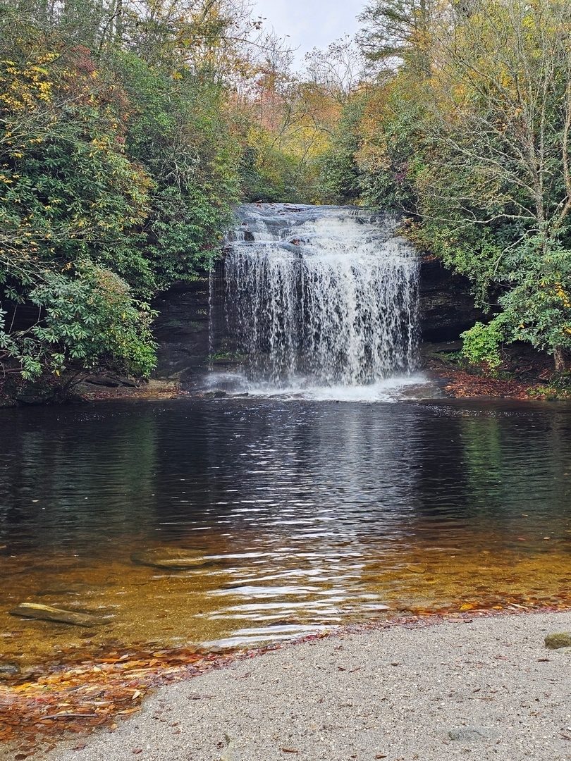 Beautiful Schoolhouse Falls, one of the main attractions of this trail.
