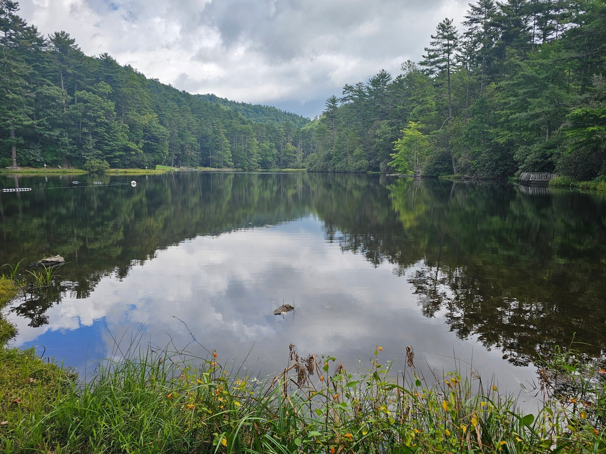 A nice reflection on Cliffside Lake as we finish our hike.